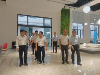 廣立家具:熱烈歡迎河南省清豐縣領(lǐng)導(dǎo)蒞臨我司參觀(guān)指導(dǎo)工作